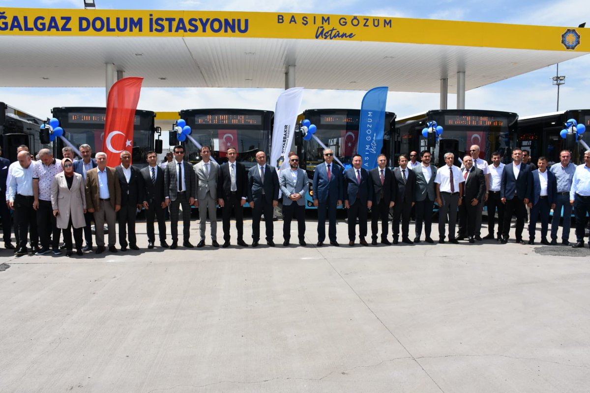 📍 KAYAPINAR Teşkilat Mensuplarımız ile birlikte Diyarbakır Büyükşehir Belediyesi Tarafından Hizmete Alınan 24 Yeni Otobüsümüzün Teslim Törenine Katıldık. #Diyarbakır'ımıza ve Hemşehrilerimize Hayırlı olmasını dileriz.