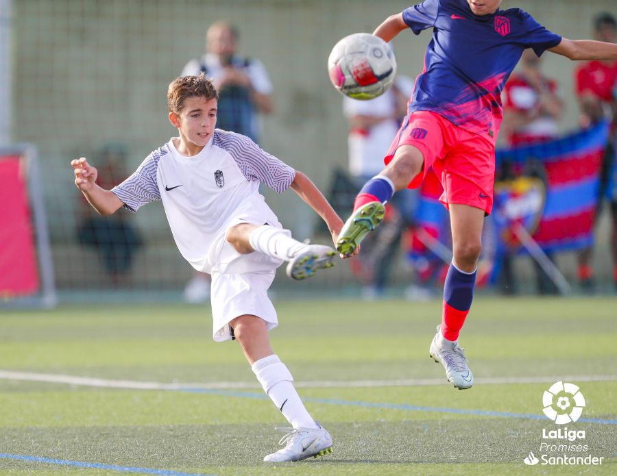 CanteraNazari's tweet photo. Nuestro alevín roza las semis en la XXIX #LaLigaPromises. ¡Gran torneo para poner fin a una temporada 🔝 de nuestros chicos!

Info y fotos ➡️ https://t.co/zeqrNg5aZY

#CanteraNazarí https://t.co/Fb9CGROnR2