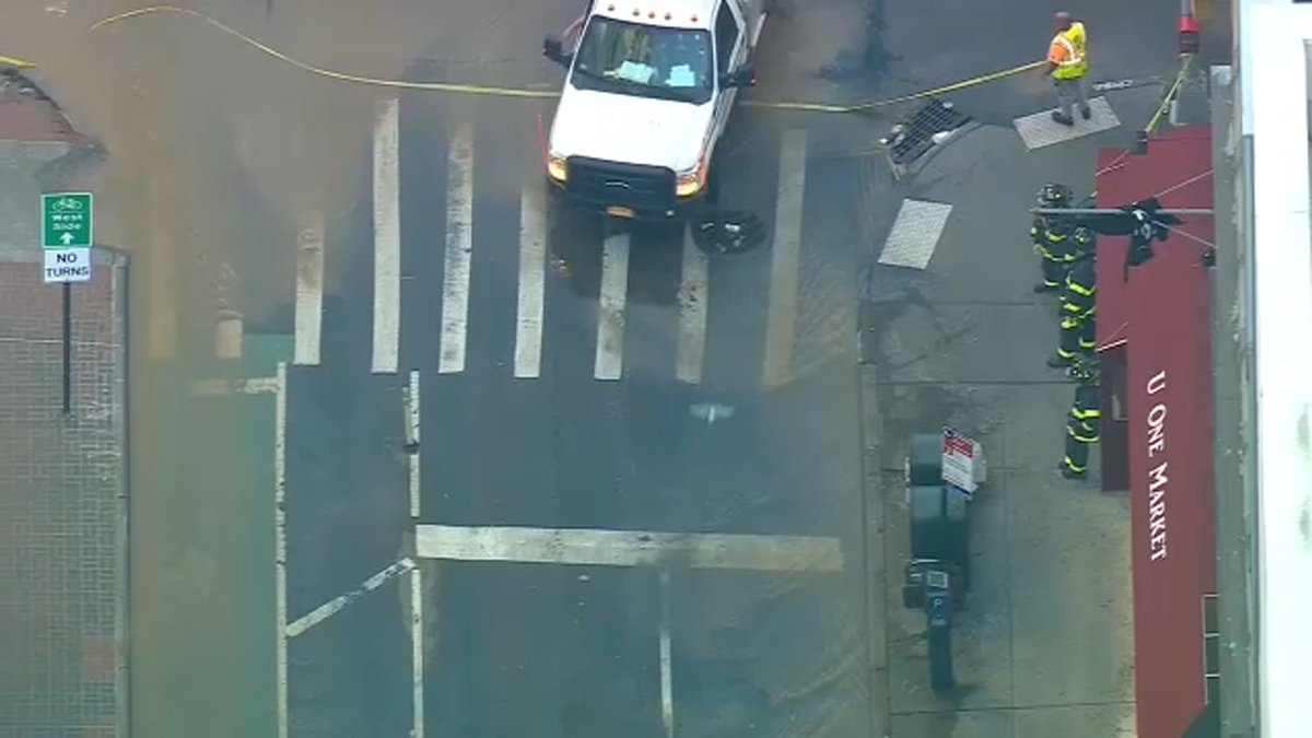 ABC7NY's tweet photo. Water main break floods part of Greenwich Village https://t.co/Ble9izsGOq https://t.co/j1JpURUh77