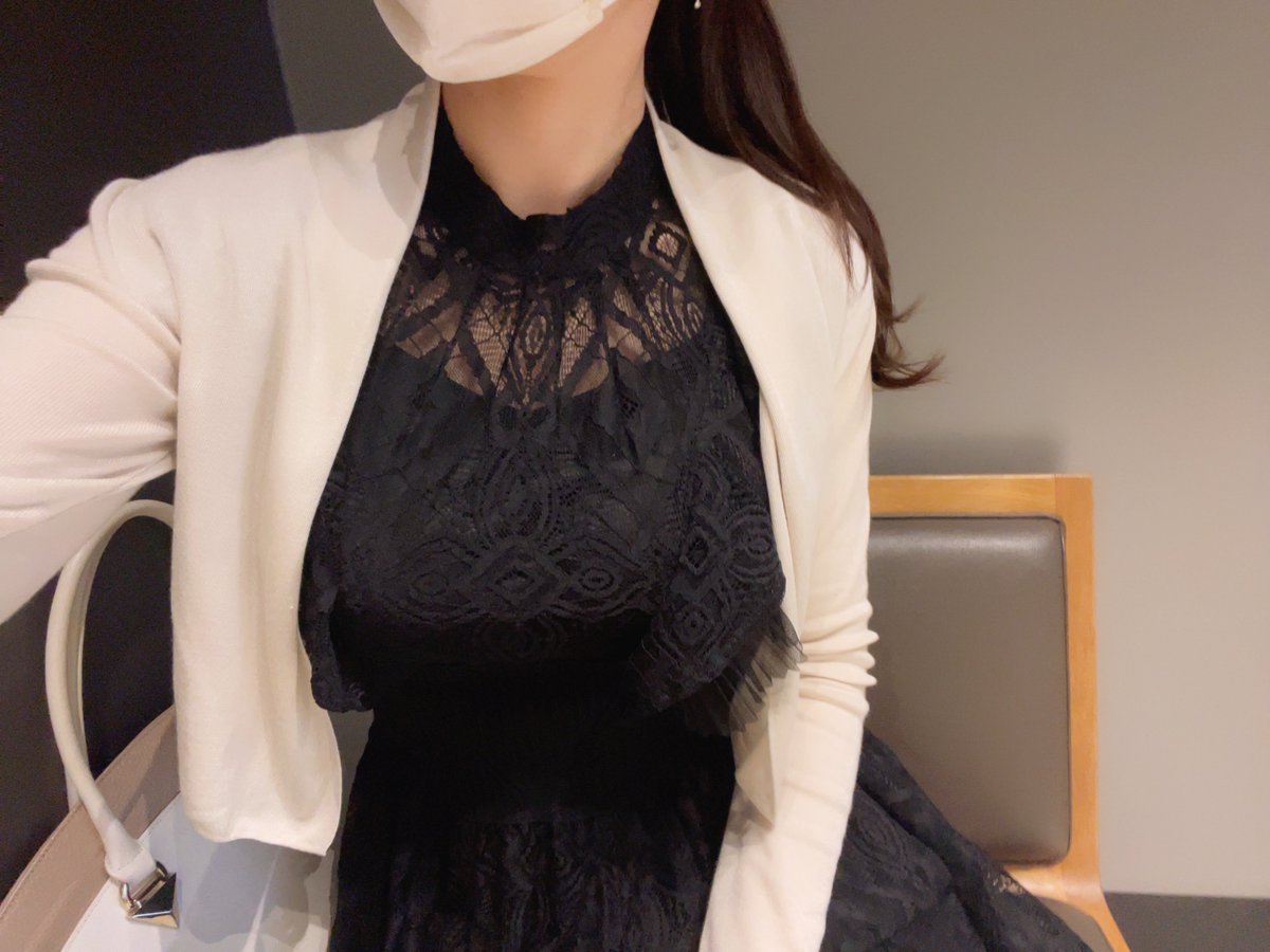 今日のワンピ、ひらひらで可愛いんだけど寒くてずっとカーディガン着てるから全く日の目を浴びないww https://t.co/NfSSOdG7y5