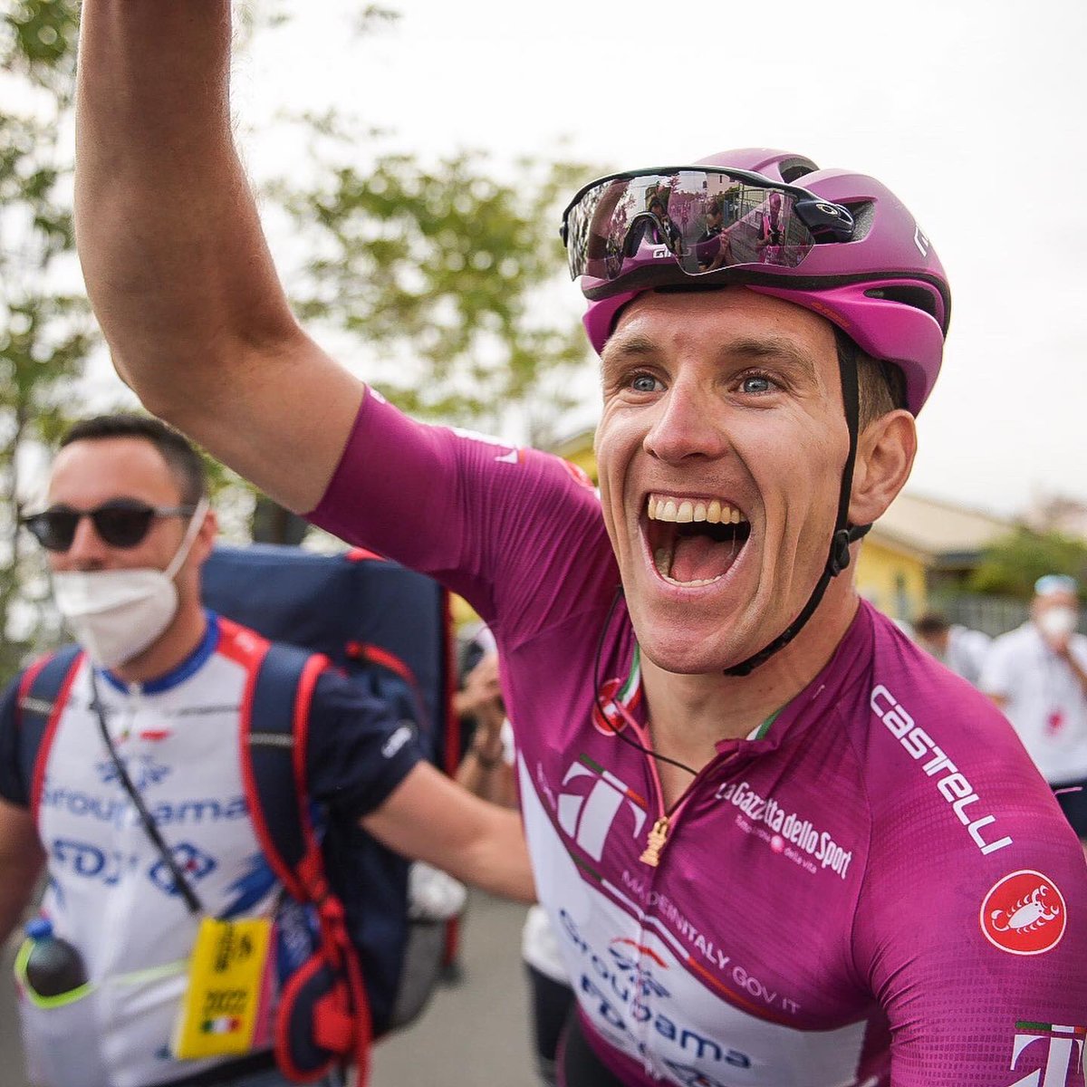 DerailleurM's tweet photo. Demare tiñe aún más de morado su maglia.

#ArnaudDémare #GroupamaFDJ #GiroDItalia2022 #GiroDItalia #RomainBardet #TeamDSM #DerailleurMagazine #IsraelPremierTech 

📷 Groupama FDJ, GCN.

https://t.co/Qok2sEXqON https://t.co/Ndh5uebPVm