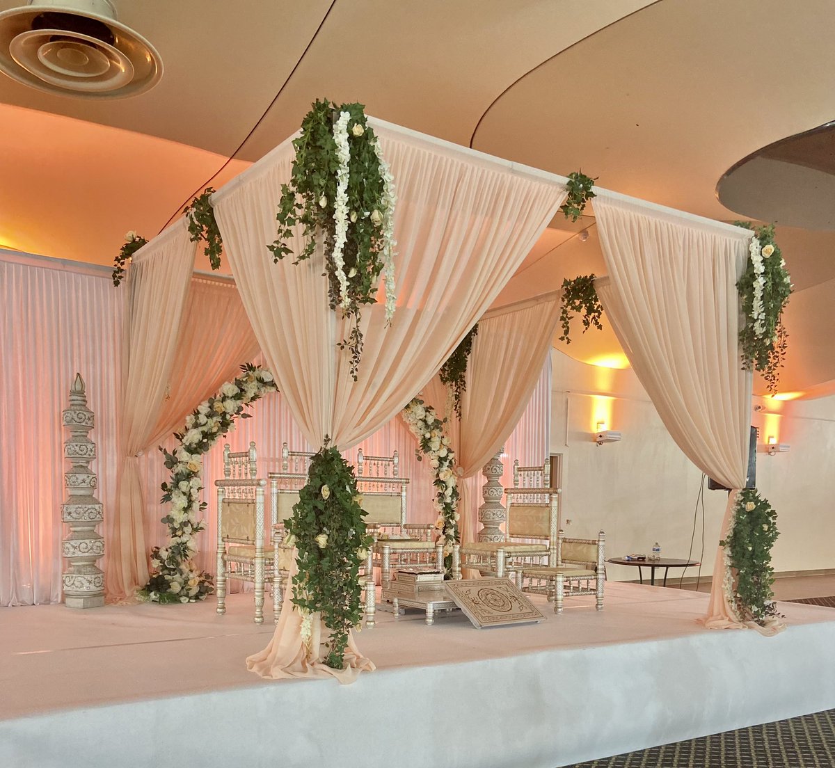 MidlandMandaps's tweet photo. Peach Chiffon Draped Mandap at The City Pavilion Romford 

#mandap #peachmandap #drapedmandap #midlandmandaps #indianweddingdecor #weddingdecor https://t.co/VhQ0seT5QI