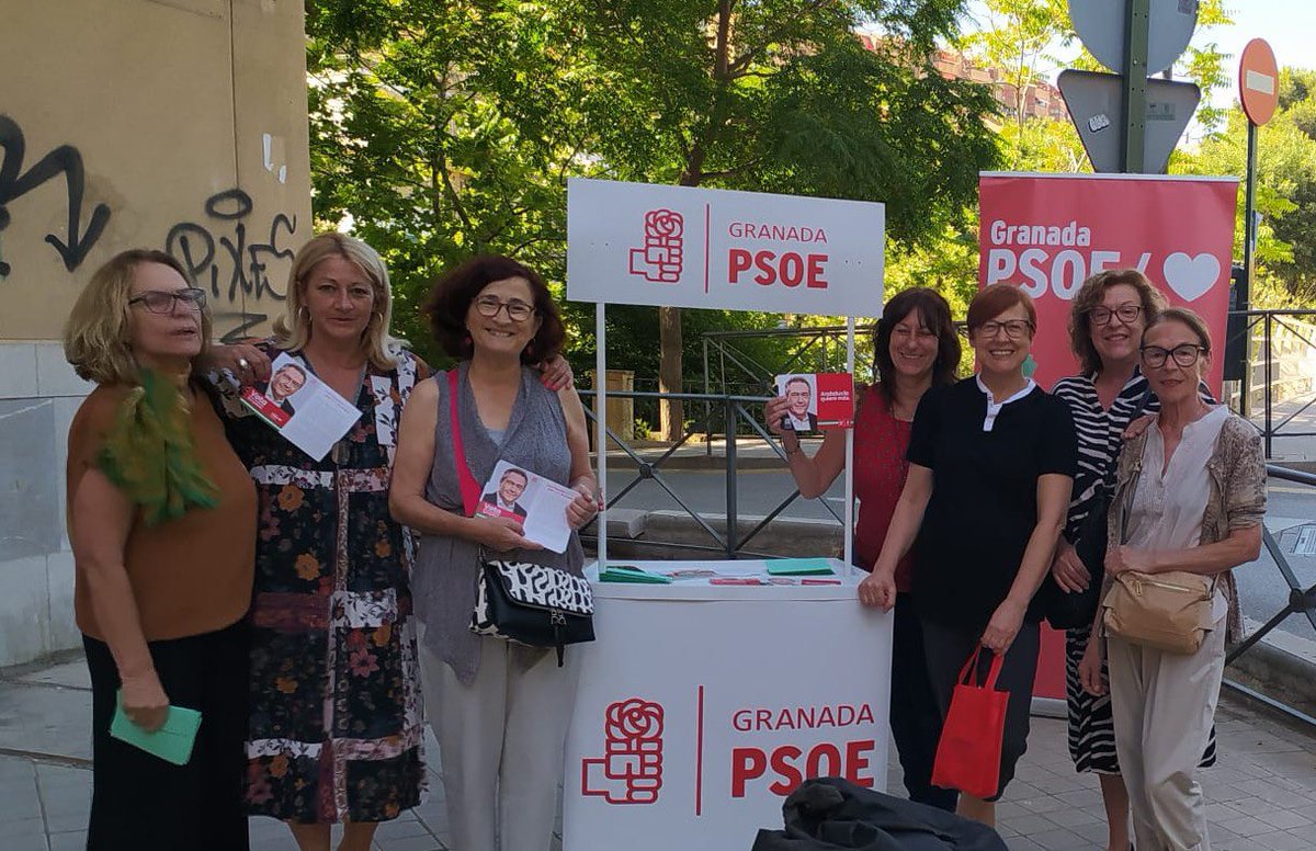 granadapsoe's tweet photo. /❤️Comenzamos la semana en los barrios, dando a conocer el programa del próximo presidente de la Andalucía, @_JuanEspadas 

🧍‍♀️Esta mañana en  #DistritoGenil🧍🏻

#SiVotamosGanamos 🗳
#VotaPSOE 🌹
#AndalucíaQuiereMás❤️ https://t.co/q2IaL8ogqb
