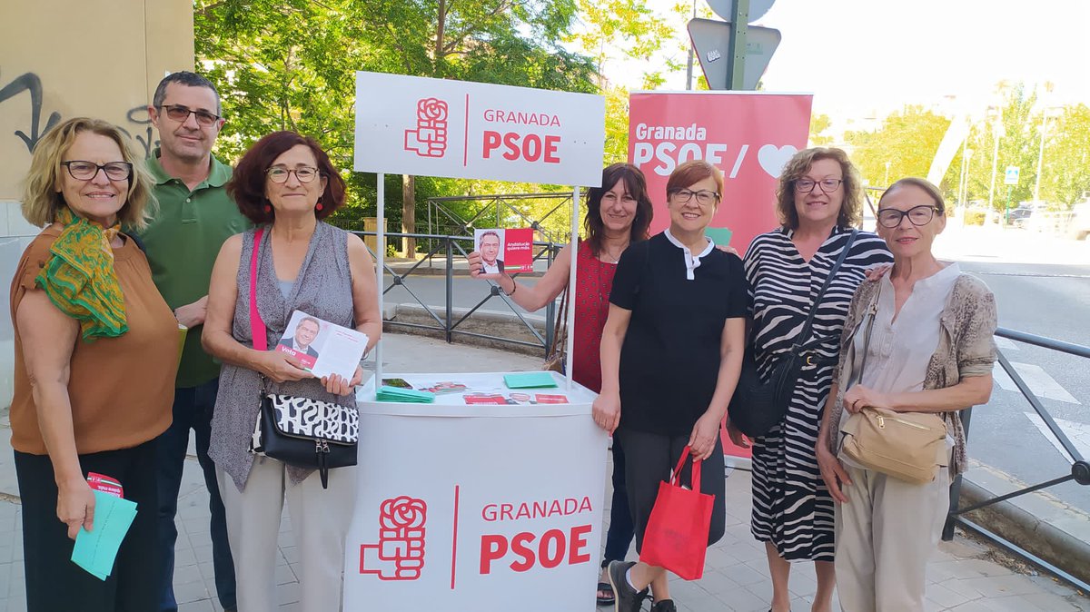 granadapsoe's tweet photo. /❤️Comenzamos la semana en los barrios, dando a conocer el programa del próximo presidente de la Andalucía, @_JuanEspadas 

🧍‍♀️Esta mañana en  #DistritoGenil🧍🏻

#SiVotamosGanamos 🗳
#VotaPSOE 🌹
#AndalucíaQuiereMás❤️ https://t.co/q2IaL8ogqb