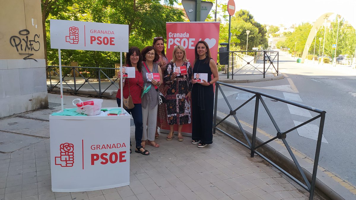 granadapsoe's tweet photo. /❤️Comenzamos la semana en los barrios, dando a conocer el programa del próximo presidente de la Andalucía, @_JuanEspadas 

🧍‍♀️Esta mañana en  #DistritoGenil🧍🏻

#SiVotamosGanamos 🗳
#VotaPSOE 🌹
#AndalucíaQuiereMás❤️ https://t.co/q2IaL8ogqb
