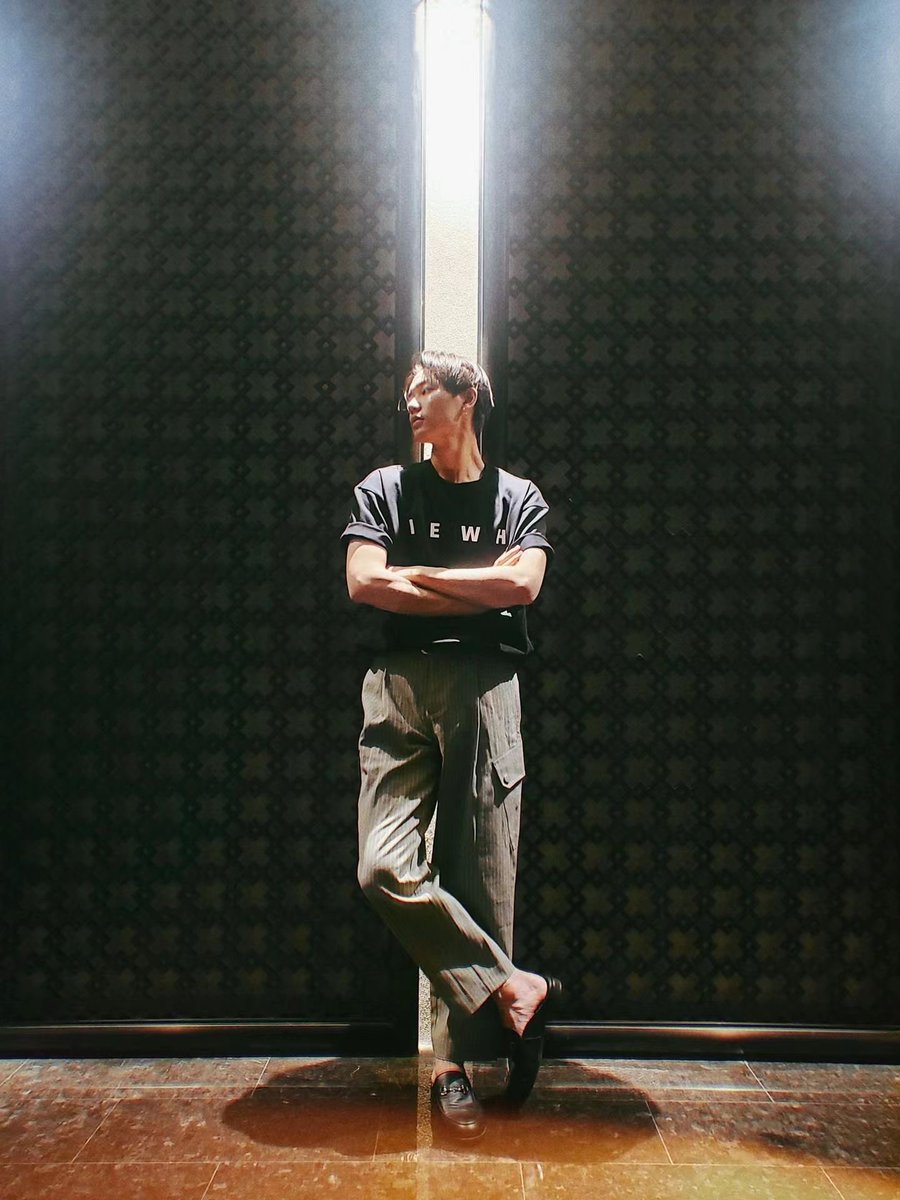 LINYANJUN_INTL's tweet image. 220606 Lin Yanjun Xiao Hong Shu Update

Film Moment 📷
OOTD▪️IEW.H

#林彦俊 #LinYanjun