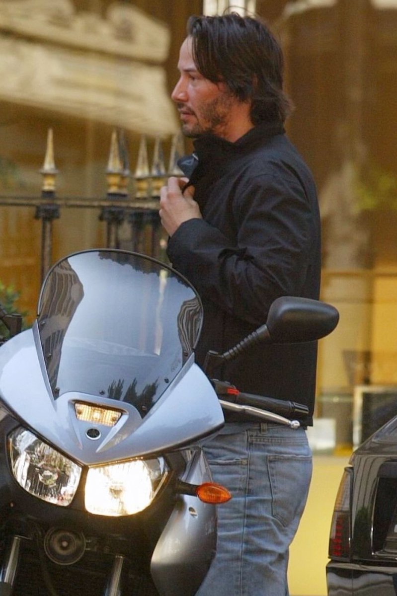 Just want to hug him tight from behind 😍❤️😫 I’m melting so badly over him 🥹#KeanuReeves