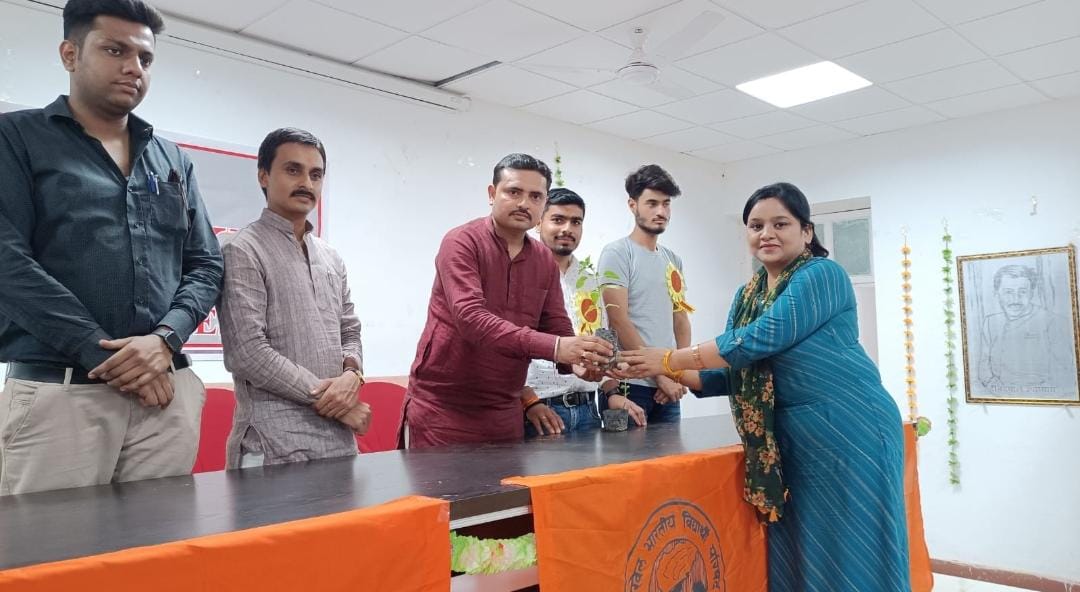 abvpforkanpur's tweet image. अखिल भारतीय विद्यार्थी परिषद कानपुर विश्वविद्यालय इकाई जिला पश्चिम के द्वारा वृक्ष मित्र और घर घर तुलसी अभियान चलाया गया ।।