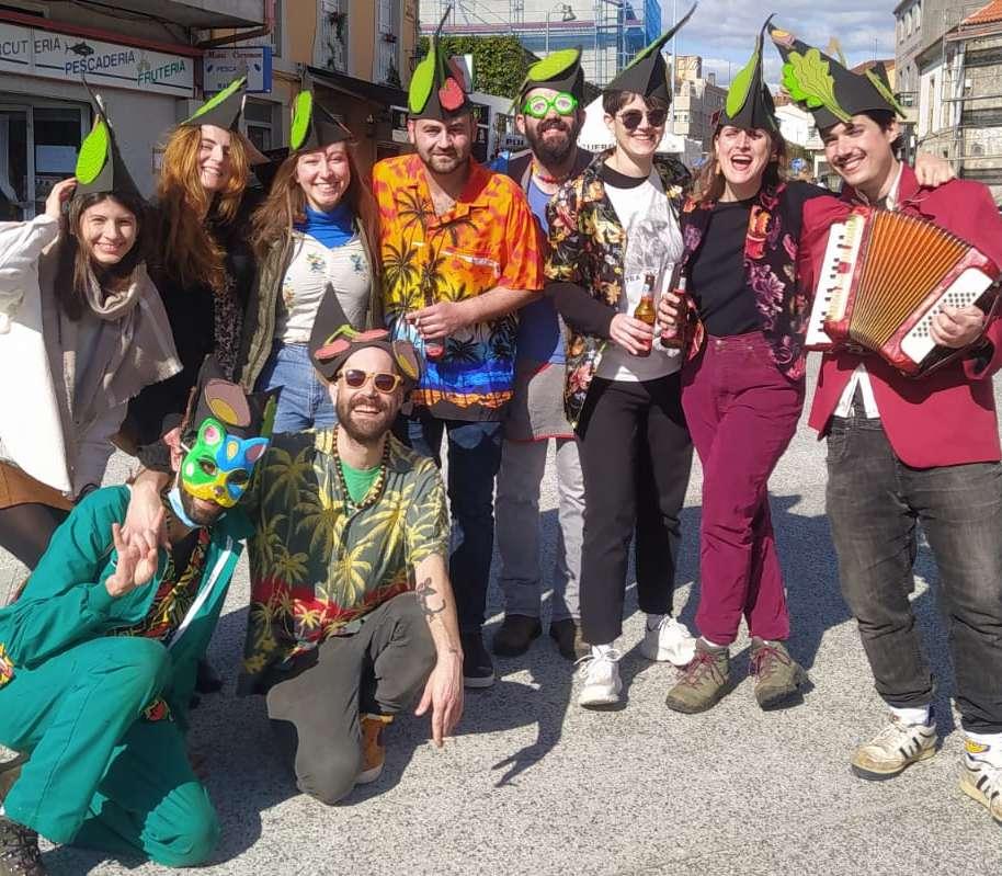 ComercioStgo's tweet photo. 🎷🎭 Máis artistas que encherán Compostela de cor desde o xoves 9 ata o sábado 11:
* Catuxa Salom
* Brassica Rapa
* Rogelio, un pallaso en recuperación
* A Corda
* Entrudo
🌼 Podes descargar o programa completo de Prima 22 aquí: https://t.co/HFscg4lRl3
#Prima22 #EuMercoAquí https://t.co/AiYQRn1h8K