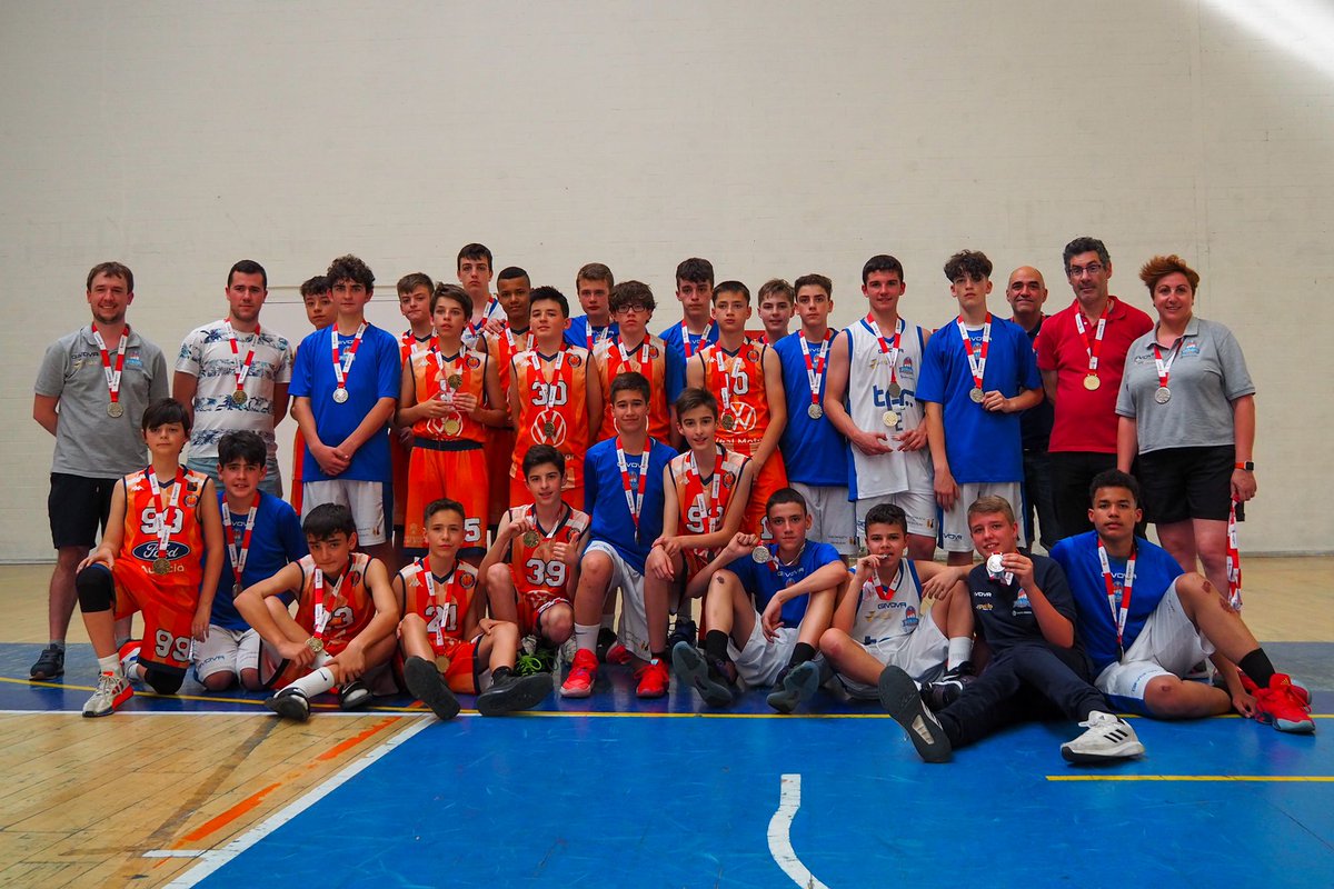 CanteraSPB's tweet photo. 📸 Hermanamiento burgalés en León 💙 https://t.co/BytAbuu8NU