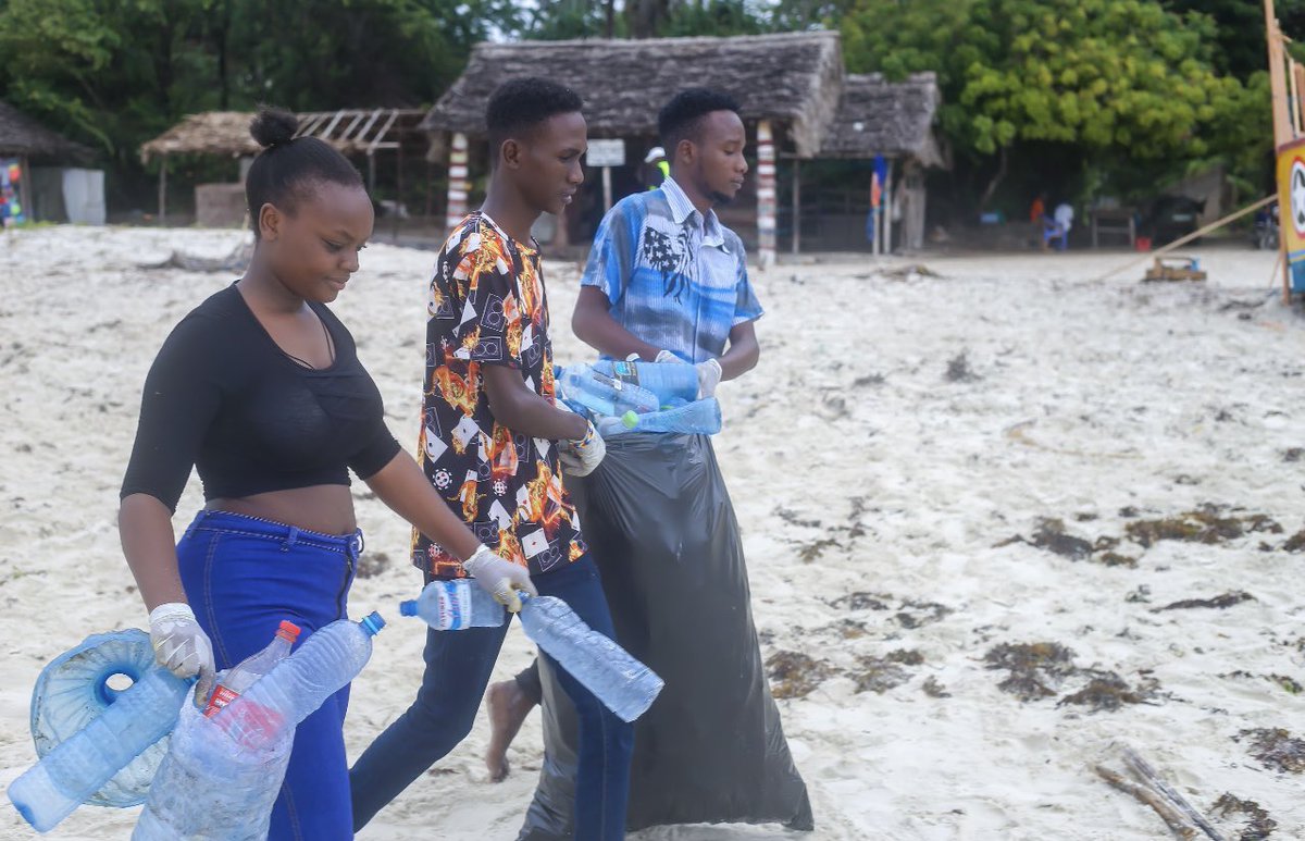 BausTaka's tweet photo. 1/2 :✅Round Table Discussion on #MarinePlasticPollution, responsible waste management practices
✅Importance of #PlasticSegregation at source
✅Beach Clean up
✅ Plastic trading & Recycling
✅Team Building
Mr & Miss Environment contestants #MombasaOceanFest are GOOD TO GO! https://t.co/uSsukHeRL0