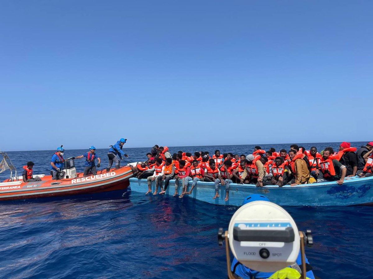 RescueMed's tweet photo. ๐ต Grazie alla collaborazione con barca a vela #Imara @r42sailrescue, stamattina #MareJonio ha soccorso 63 persone in fuga dalla #Libia, a rischio naufragio su barca in legno sovraffollata.
I superstiti sono al sicuro a bordo della nostra nave.
#Missione12 #CooperationAtSea https://t.co/Og04pbeflj