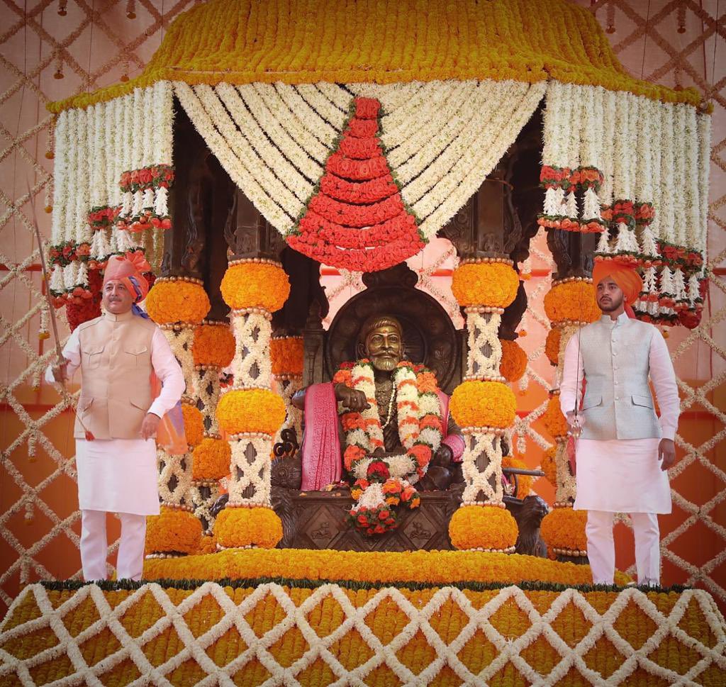 rajupatilmanase's tweet photo. शिवछत्रपतींच्या सहवासात !
शिवराज्याभिषेक सोहळ्यानिमित्त आज किल्ले रायगडावर जाऊन शिवसमाधीचे दर्शन घेतले आणि शिवछत्रपतींचरणी नतमस्तक झालो.समस्त शिवप्रेमींच्या उत्साहात आणि भगव्या रंगात रायगड न्हाऊन निघाला.ह्या प्रसंगी युवराज छत्रपती संभाजीराजे ह्यांची भेट झाली.
#Raigad #MNS https://t.co/FXHQlXkDuC