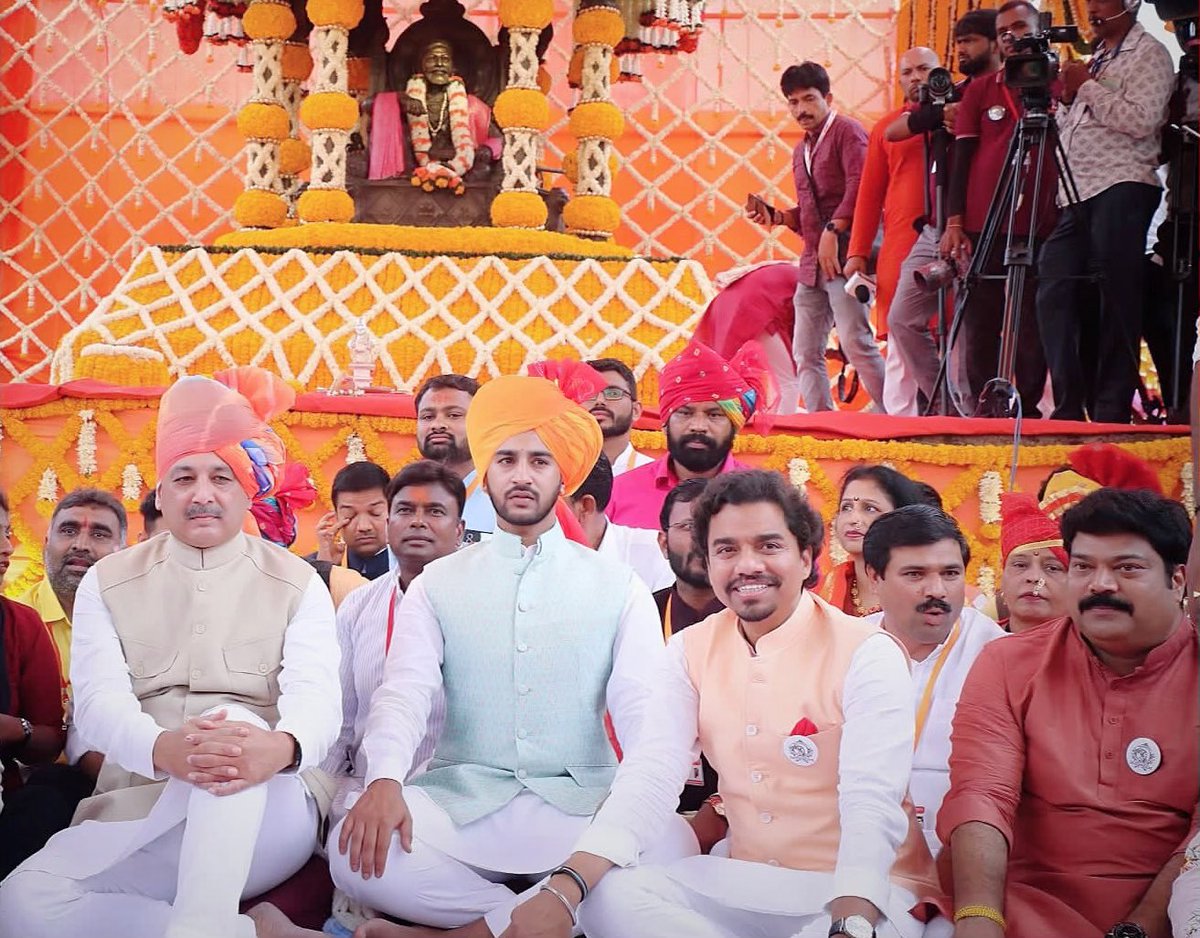 rajupatilmanase's tweet photo. शिवछत्रपतींच्या सहवासात !
शिवराज्याभिषेक सोहळ्यानिमित्त आज किल्ले रायगडावर जाऊन शिवसमाधीचे दर्शन घेतले आणि शिवछत्रपतींचरणी नतमस्तक झालो.समस्त शिवप्रेमींच्या उत्साहात आणि भगव्या रंगात रायगड न्हाऊन निघाला.ह्या प्रसंगी युवराज छत्रपती संभाजीराजे ह्यांची भेट झाली.
#Raigad #MNS https://t.co/FXHQlXkDuC