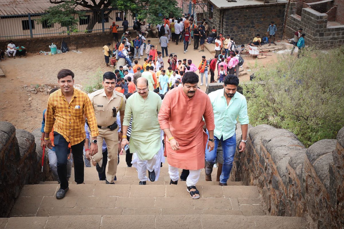 rajupatilmanase's tweet photo. शिवछत्रपतींच्या सहवासात !
शिवराज्याभिषेक सोहळ्यानिमित्त आज किल्ले रायगडावर जाऊन शिवसमाधीचे दर्शन घेतले आणि शिवछत्रपतींचरणी नतमस्तक झालो.समस्त शिवप्रेमींच्या उत्साहात आणि भगव्या रंगात रायगड न्हाऊन निघाला.ह्या प्रसंगी युवराज छत्रपती संभाजीराजे ह्यांची भेट झाली.
#Raigad #MNS https://t.co/FXHQlXkDuC