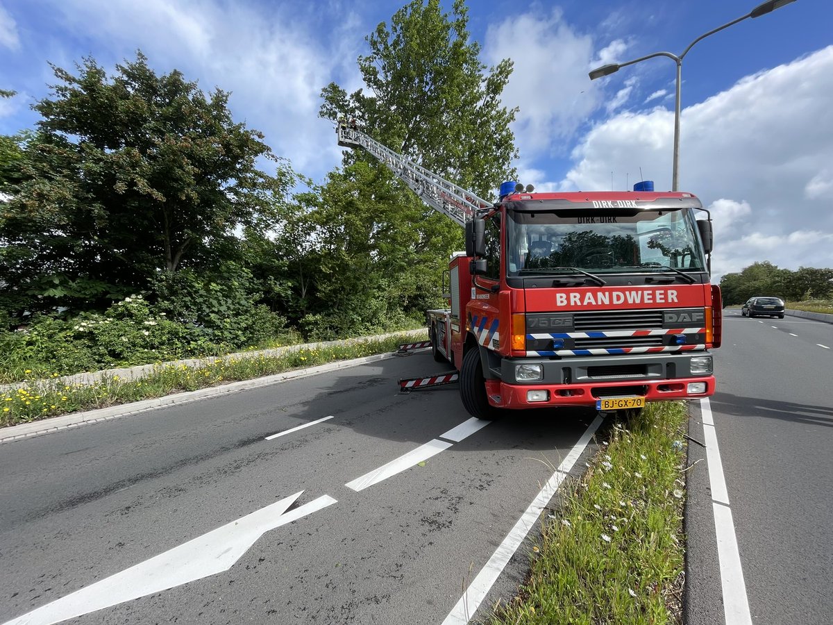 brandweerkwk's tweet photo. We zijn vanochtend gealarmeerd voor een stormschade aan de Synthese. Een stam van een boom was gescheurd en dit leverde gevaar op voor de omgeving. We hebben takken van de boom verwijderd en zo het val gevaar weggenomen. De Biltlaan is hier voor afgesloten geweest. #katwijk https://t.co/nNecLC0pY1