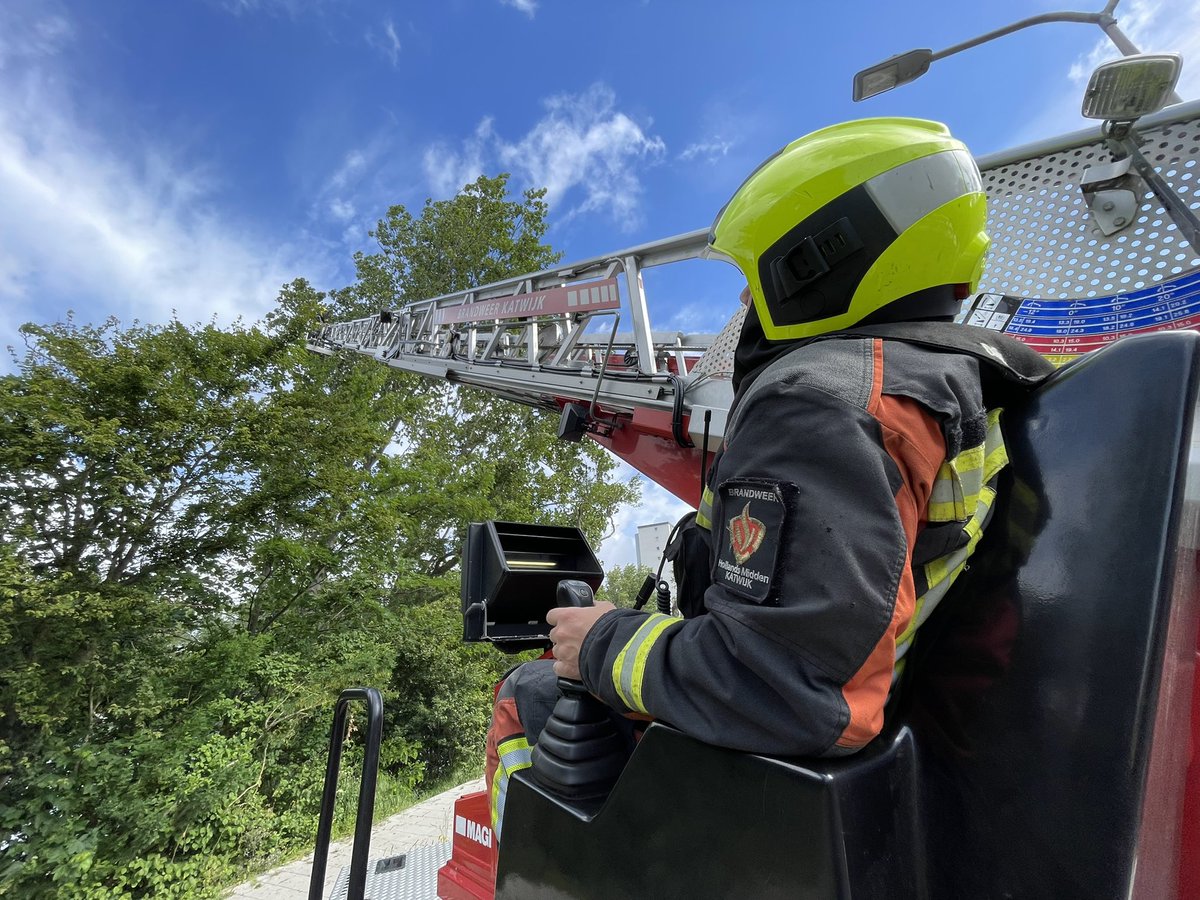 brandweerkwk's tweet photo. We zijn vanochtend gealarmeerd voor een stormschade aan de Synthese. Een stam van een boom was gescheurd en dit leverde gevaar op voor de omgeving. We hebben takken van de boom verwijderd en zo het val gevaar weggenomen. De Biltlaan is hier voor afgesloten geweest. #katwijk https://t.co/nNecLC0pY1