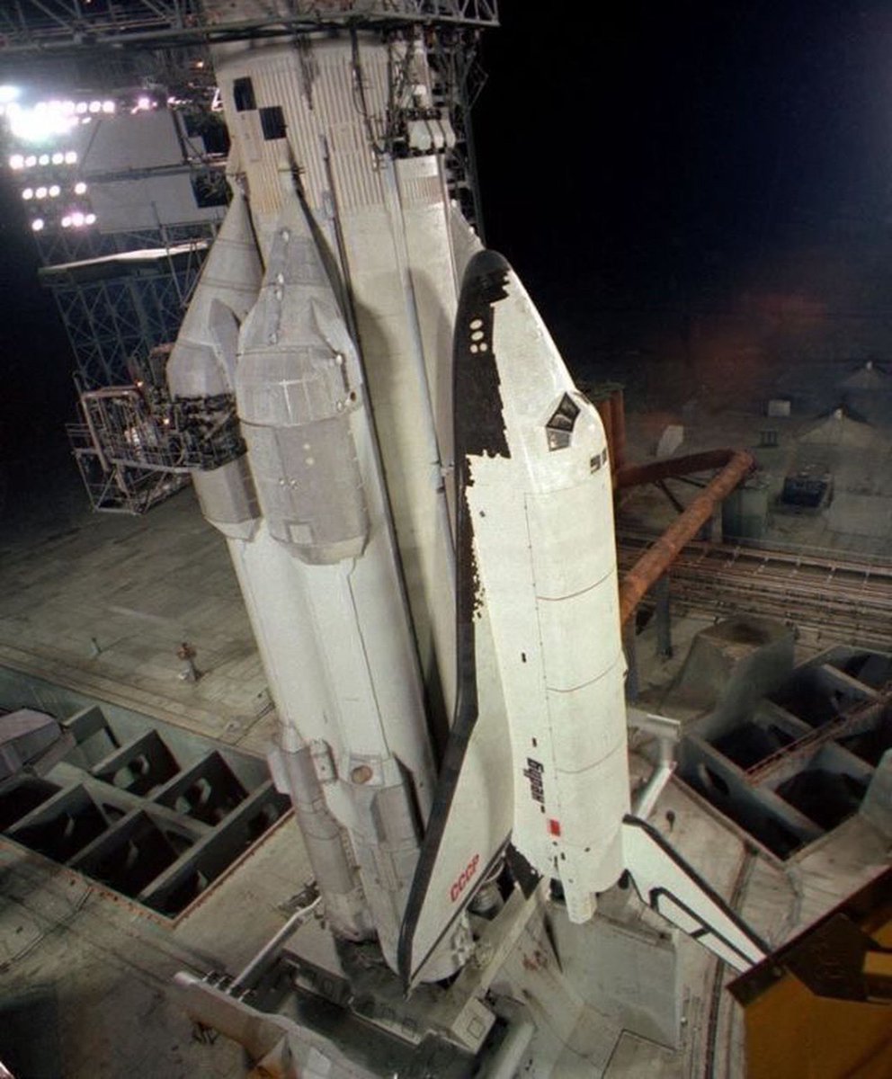 11K25_Energia's tweet image. Buran (orbiter 1K) and Energia 1L stacked on Pad 37 at Baikonur before the orbital flight.