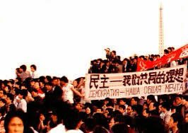 RekishitoSeiji's tweet photo. 不是，為什麼現在開始有一些質疑當年天安門學生追求的跟自由民主的論述？

我們台灣也一直到1987年才開始名義上停止白色恐怖，而李總統到1991年才廢除動員戡亂時期條款，刑法100條到1992年才修正

至少天安門當年喊「不自由毋寧死」這一句話，在那之前在台灣是不能公開亂喊的，問問台獨前輩就知道 https://t.co/el7kTcMUfx
