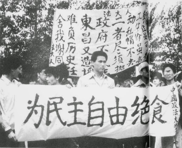 RekishitoSeiji's tweet photo. 不是，為什麼現在開始有一些質疑當年天安門學生追求的跟自由民主的論述？

我們台灣也一直到1987年才開始名義上停止白色恐怖，而李總統到1991年才廢除動員戡亂時期條款，刑法100條到1992年才修正

至少天安門當年喊「不自由毋寧死」這一句話，在那之前在台灣是不能公開亂喊的，問問台獨前輩就知道 https://t.co/el7kTcMUfx