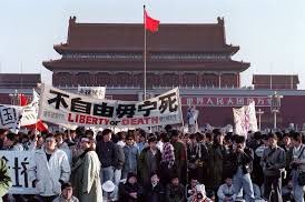 RekishitoSeiji's tweet photo. 不是，為什麼現在開始有一些質疑當年天安門學生追求的跟自由民主的論述？

我們台灣也一直到1987年才開始名義上停止白色恐怖，而李總統到1991年才廢除動員戡亂時期條款，刑法100條到1992年才修正

至少天安門當年喊「不自由毋寧死」這一句話，在那之前在台灣是不能公開亂喊的，問問台獨前輩就知道 https://t.co/el7kTcMUfx