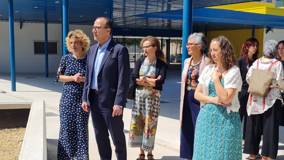 GobAragon's tweet photo. 🔝 En la actualidad, Educación tiene en marcha otros 7 proyectos de infraestructuras, que suponen una inversión de 35 Mi €. 

Desde 2016, el @GobAragon ha invertido 60 millones de euros en los centros de los barrios del sur de #Zaragoza.

@felipefaci #PorAragón #Educación https://t.co/ZAiXyxKscI