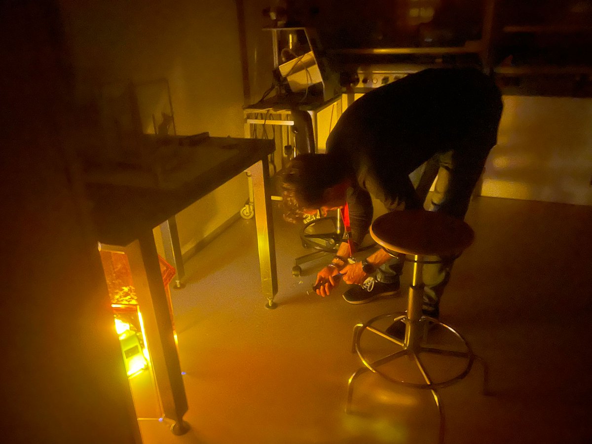 _lucapaldo's tweet photo. Have you ever worked in a dark room? ☻️🕯 Easy peasy Japaneasy 🤣
#actinometry #darkroom #scienzasenso https://t.co/T3ycEtKMAD