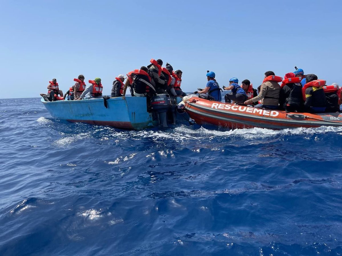 berlinersfor's tweet photo. 🔵 Thanks to the collaboration with sailing vessel #Imara @r24sailrescue, this morning #MareJonio rescued 63 people fleeing from #Libya and at risk of shipwreck on an overcrowded wooden boat. 

All survivors are now safe on board of our ship.

#Missione12 #CooperationAtSea https://t.co/rQBFHX7nse