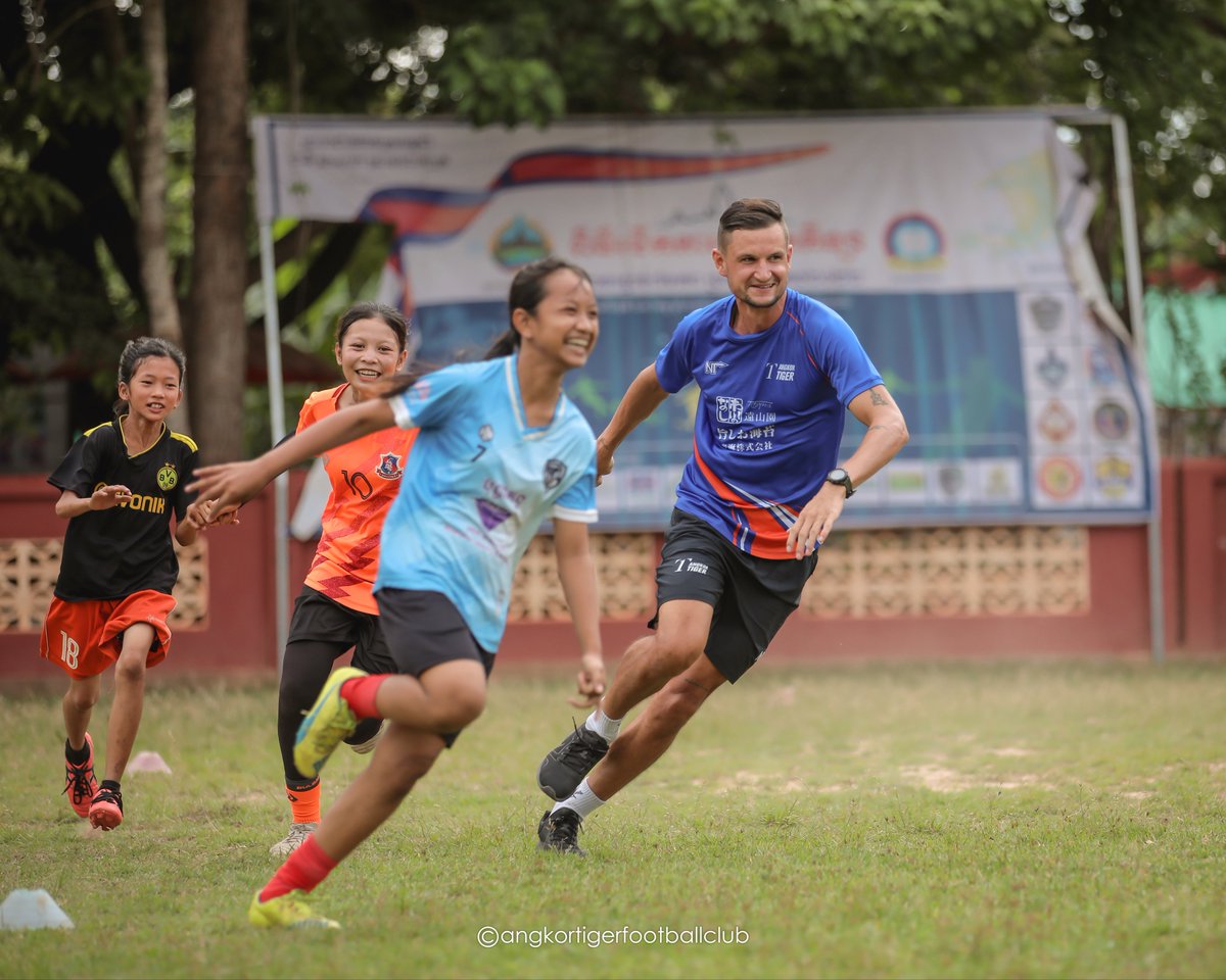 Angkor_Tiger_FC's tweet photo. ⚽1 Child 1 Ball⚽
フットボールクリニックをA-LEADSJapan株式会社様のご協力のもと、第3回目を開催いたしました!
今回はマカラ選手(写真4枚目)の母校にて開催!
実際に卒業生が訪問することで、夢への一歩の勇気や希望を与えられる機会になったことを願っています!
#1C1B #ALEADSJapan #siemreap https://t.co/2Yd7CnGlD9