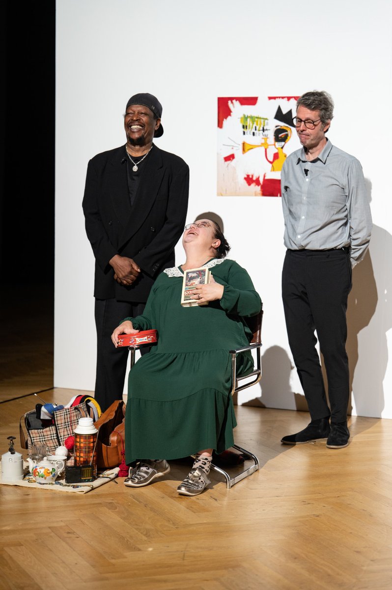 bundeskunsthall's tweet photo. Bei #livearts am Freitag standen Museumsaufseher*innen und ihre Geschichten im Rampenlicht. Bei der #Theaterperformance #GardienParty von Mohamed El Khatib und Valérie Mréjen erzählten Mitarbeiter*innen aus Museen auf der ganzen Welt mit viel #Humor aus ihrem Arbeitsalltag. https://t.co/ZPWSuZ5of4