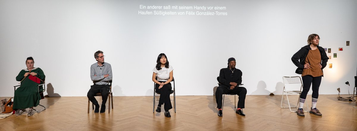 bundeskunsthall's tweet photo. Bei #livearts am Freitag standen Museumsaufseher*innen und ihre Geschichten im Rampenlicht. Bei der #Theaterperformance #GardienParty von Mohamed El Khatib und Valérie Mréjen erzählten Mitarbeiter*innen aus Museen auf der ganzen Welt mit viel #Humor aus ihrem Arbeitsalltag. https://t.co/ZPWSuZ5of4