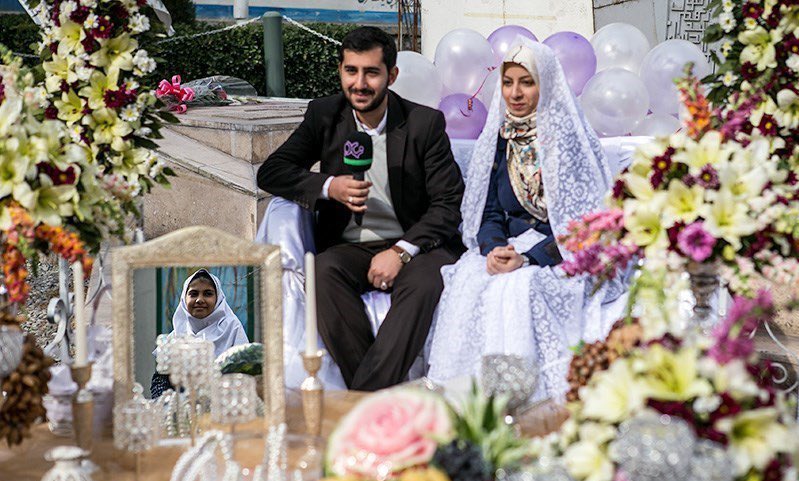 حدث في ايران :
زواج طبيب من طبيبة بمهر قدره 313 
عملية جراحية .. يجريانها للفقراء والمتعففين مجانا