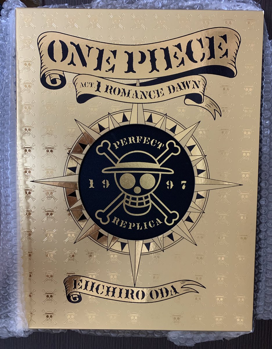 Première fois qu’on l’a entre les mains: le #onepiece act 1 box romance dawn, paru il y a déjà 11 ans! Son poids et ses dimensions sont impressionnants!