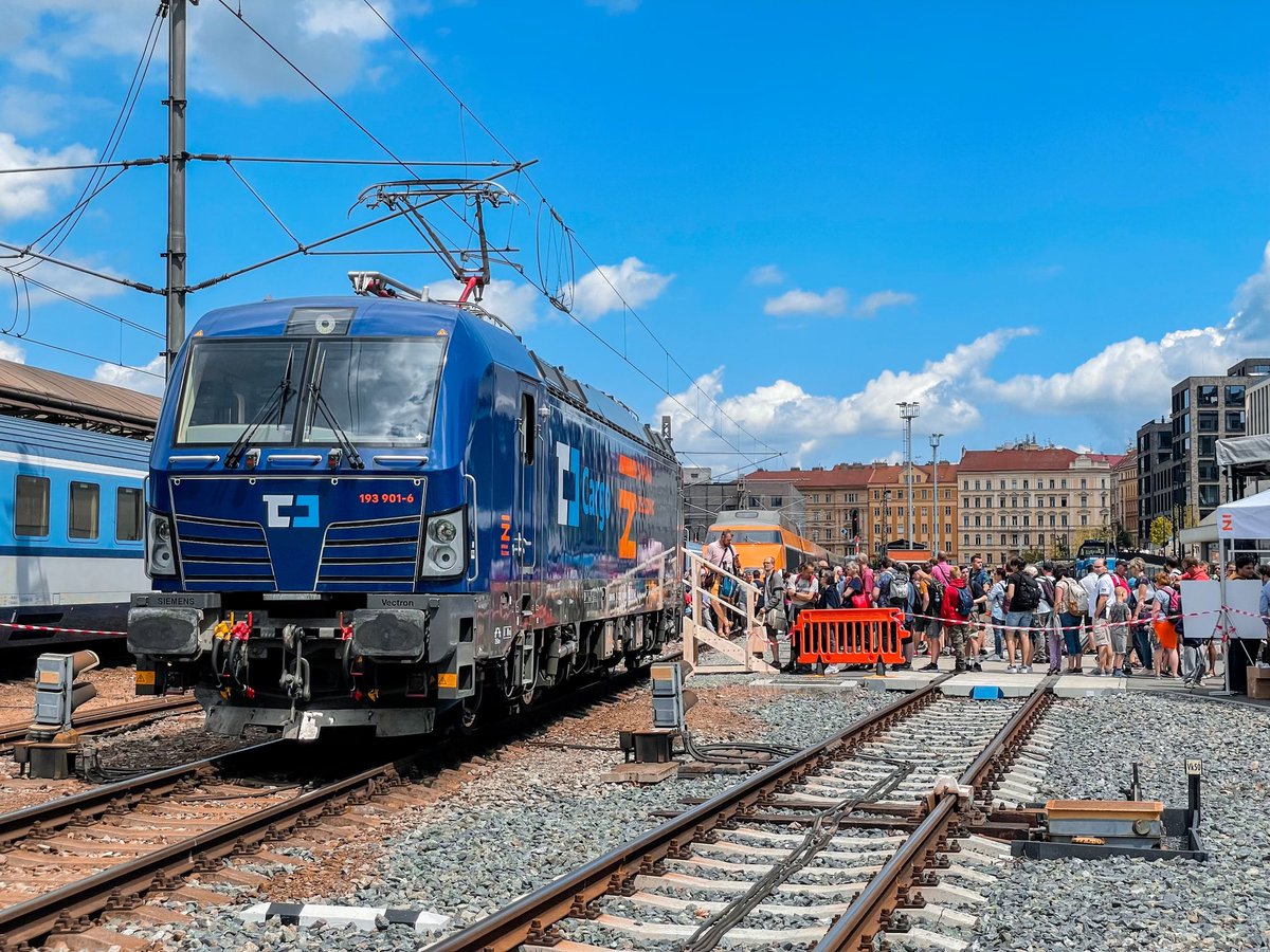 Spravazeleznic's tweet image. Náš tým přibližuje v Praze na hlavním nádraží veřejnosti postup přípravy VRT. Česko nikdy nebylo vysokorychlostním tratím tak blízko, jako je právě v roce 2022. Symbolická je i přítomnost jednotky TGV. Děkujeme veřejnosti za projevený zájem.