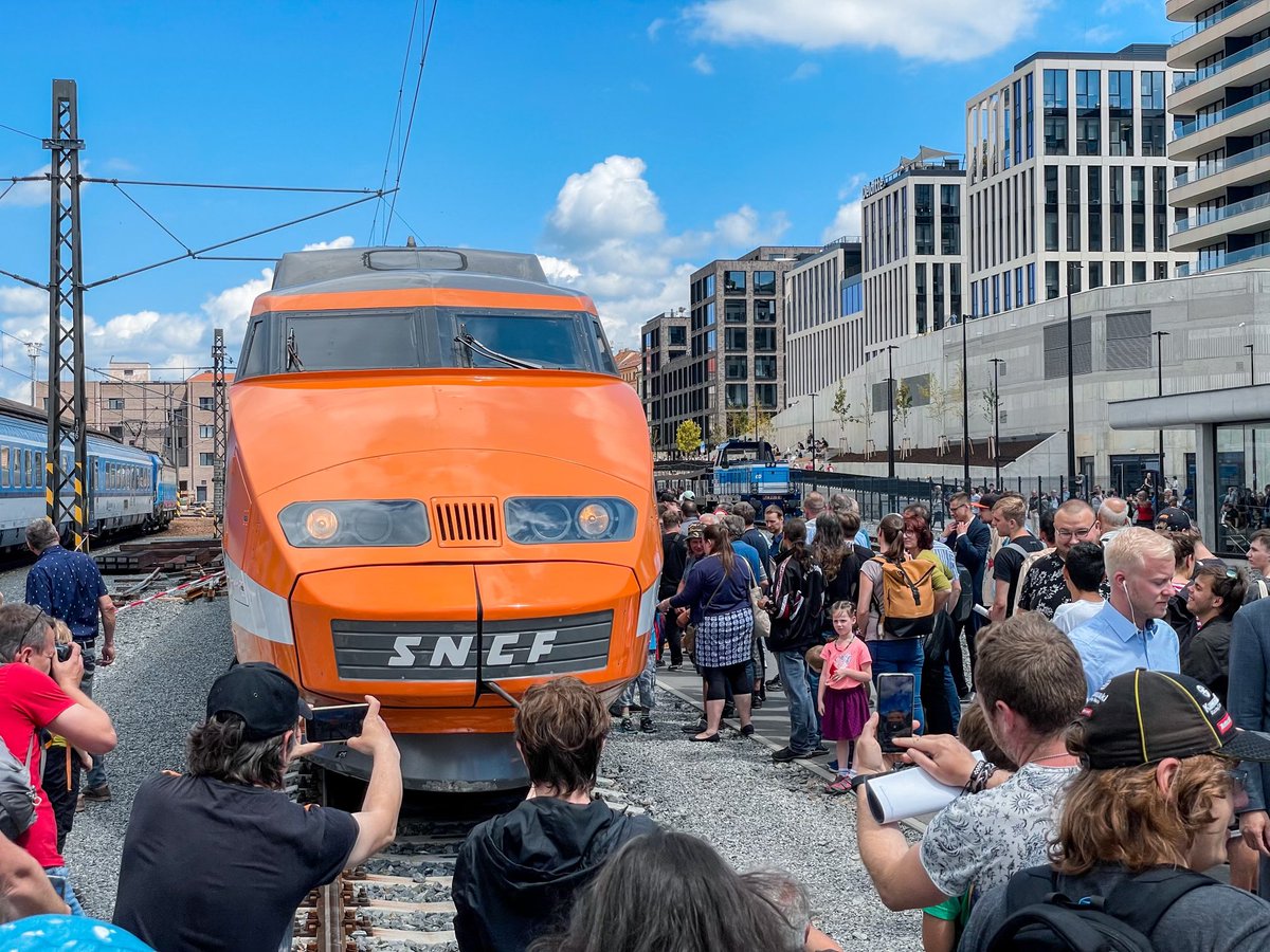 Spravazeleznic's tweet image. Náš tým přibližuje v Praze na hlavním nádraží veřejnosti postup přípravy VRT. Česko nikdy nebylo vysokorychlostním tratím tak blízko, jako je právě v roce 2022. Symbolická je i přítomnost jednotky TGV. Děkujeme veřejnosti za projevený zájem.