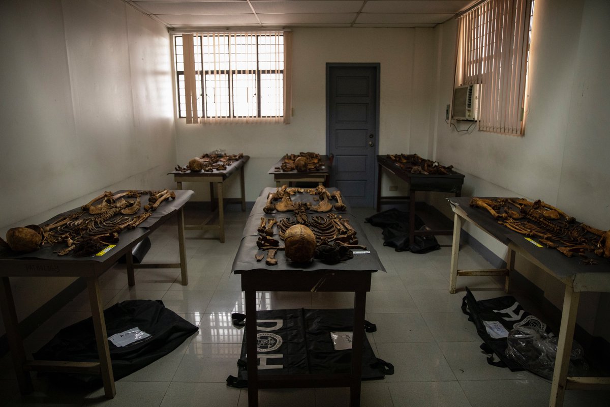 eloisaalopez's tweet photo. With the consent of the families and the help of Villanueva, Dr. Raquel Fortun (@Doc4Dead) is examining the exhumed remains of some of the poorest drug war victims to document how they died. https://t.co/cxKEaczDlb