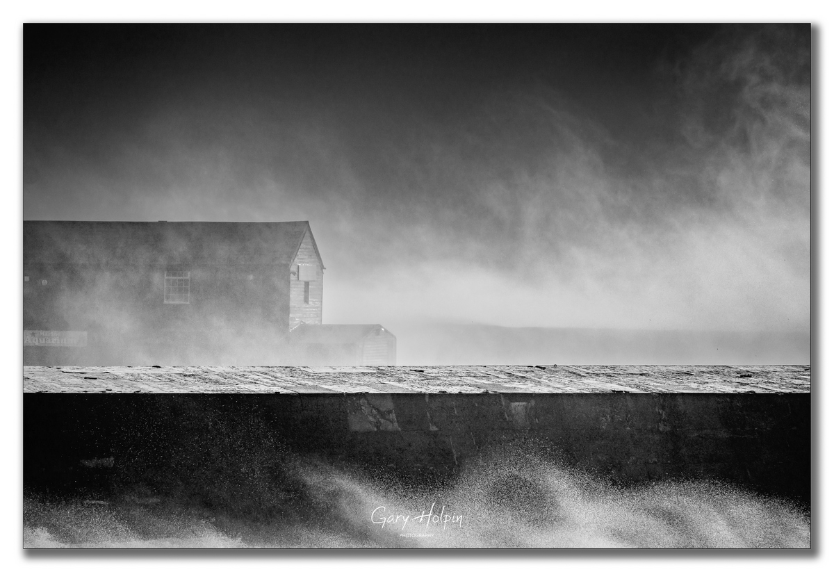 This is probably my favourite artistic shot of the year so far (even though it's just over the border in Dorset! 🫣). 
This was storm Eunice, rolling in at The Cobb at Lyme Regis. Would love to hear what you think!....

#photography #lymeregis #blackandwhitephoto