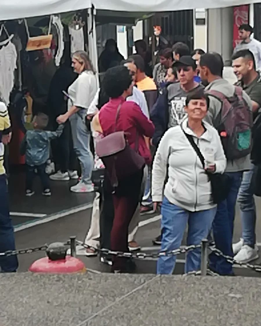 ISAZULETA's tweet photo. Lo más difícil ha sido la conversación con los adultos mayores, no por los argumentos sino por la negación producto del odio construido en contra de #Petro. La rabia y el desespero afloran cuando se percibe que no se tiene la razón. #Medellin #ParqueBotero y #Caldas #Antioquia https://t.co/Cn1YoG4jQi