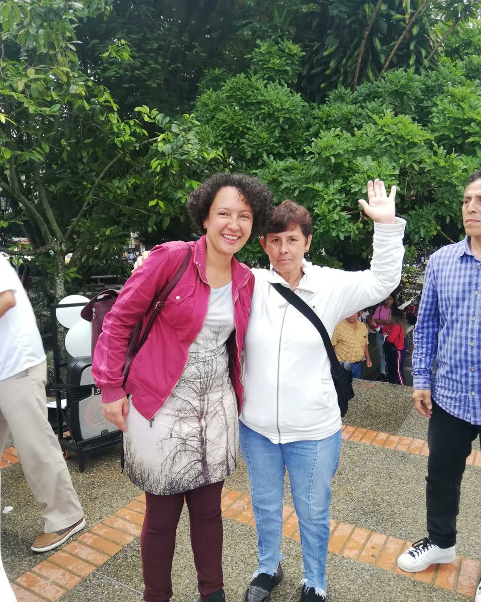ISAZULETA's tweet photo. Lo más difícil ha sido la conversación con los adultos mayores, no por los argumentos sino por la negación producto del odio construido en contra de #Petro. La rabia y el desespero afloran cuando se percibe que no se tiene la razón. #Medellin #ParqueBotero y #Caldas #Antioquia https://t.co/Cn1YoG4jQi