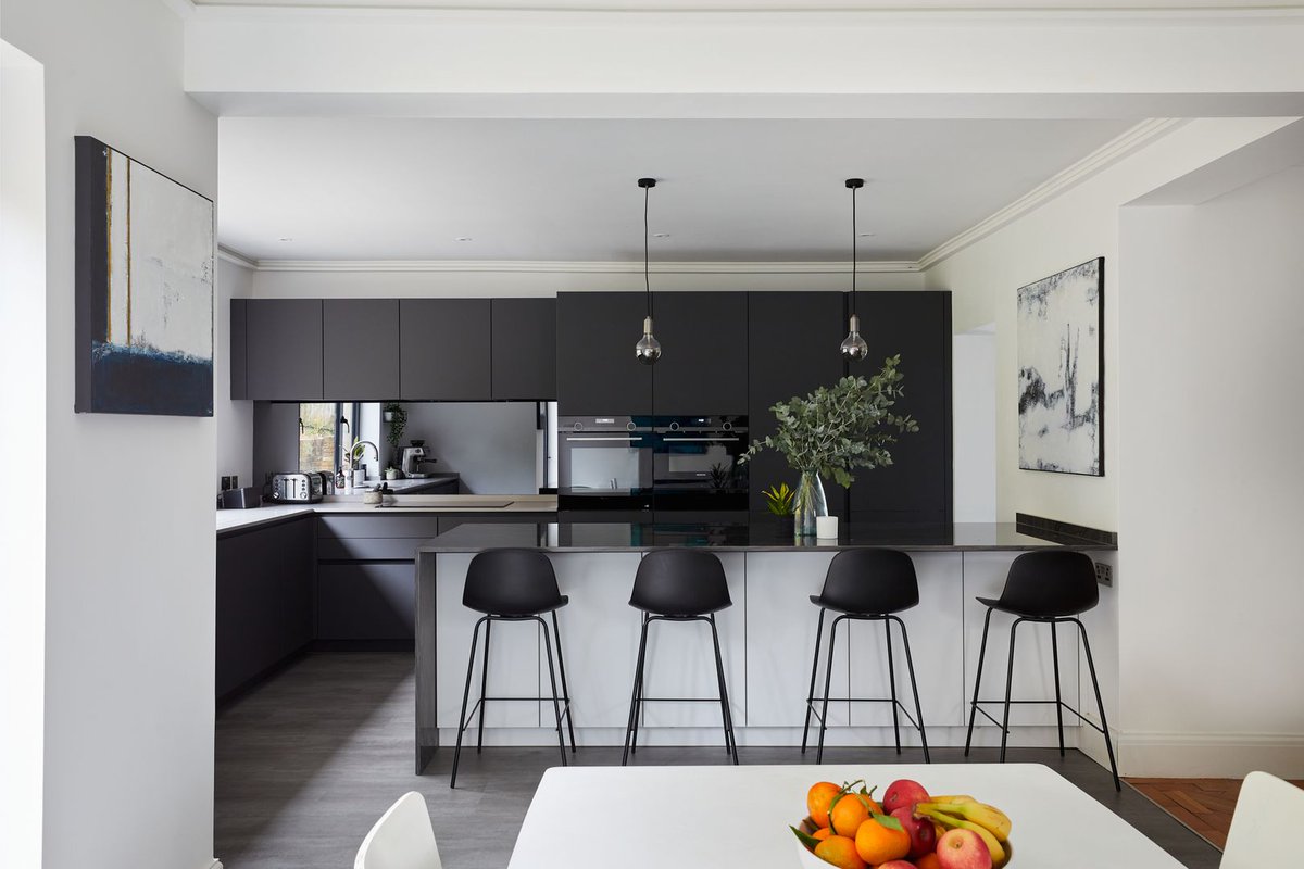 piqu_UK's tweet photo. Hayes Project | This stylish and sophisticated dark grey German handleless kitchen in Hayes features an ‘L’ shaped layout with a peninsular island. This allows for the open plan living space to be perfectly zoned.
#bespokekitchen #handcraftedkitchen #blackkitchen https://t.co/GVSqYFKFBe