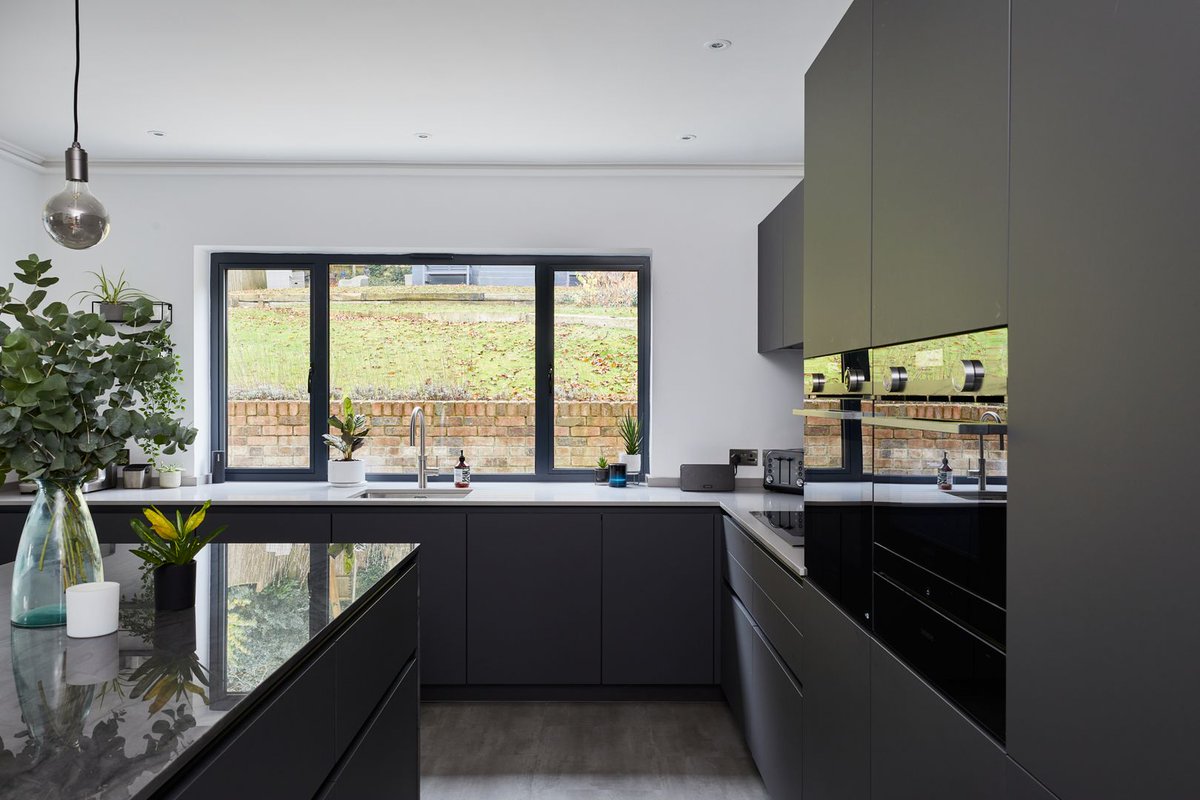 piqu_UK's tweet photo. Hayes Project | This stylish and sophisticated dark grey German handleless kitchen in Hayes features an ‘L’ shaped layout with a peninsular island. This allows for the open plan living space to be perfectly zoned.
#bespokekitchen #handcraftedkitchen #blackkitchen https://t.co/GVSqYFKFBe