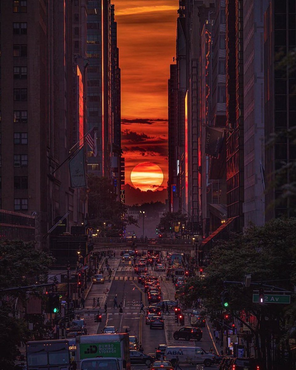 EH_Stonehenge's tweet photo. ‘Manhattanhenge’. 📸 Photographer KPM Images has been inspired by the sunset at Stonehenge in a composition of the Manhattan skyline, New York City. https://t.co/yoJToAIdOu