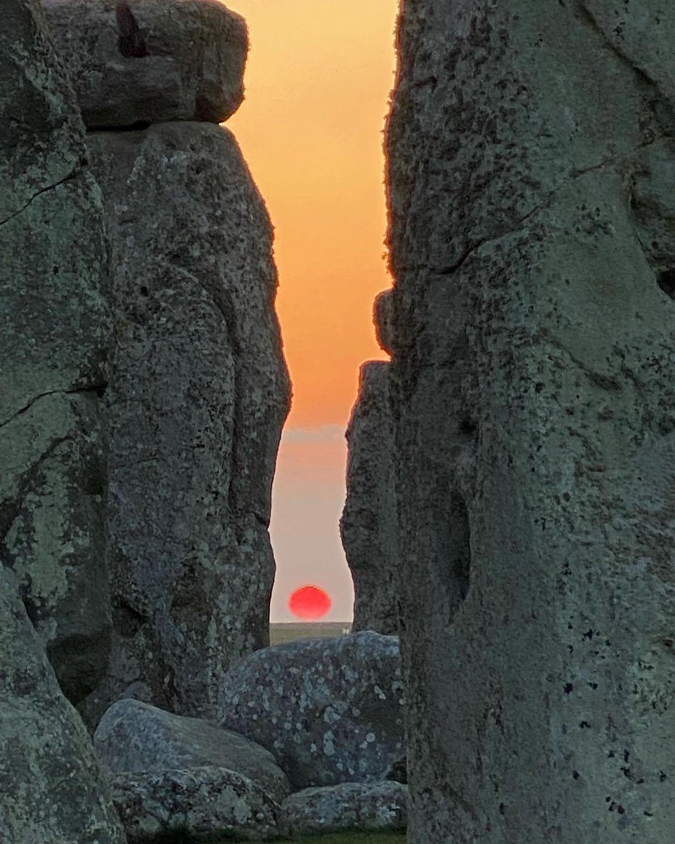 EH_Stonehenge's tweet photo. ‘Manhattanhenge’. 📸 Photographer KPM Images has been inspired by the sunset at Stonehenge in a composition of the Manhattan skyline, New York City. https://t.co/yoJToAIdOu