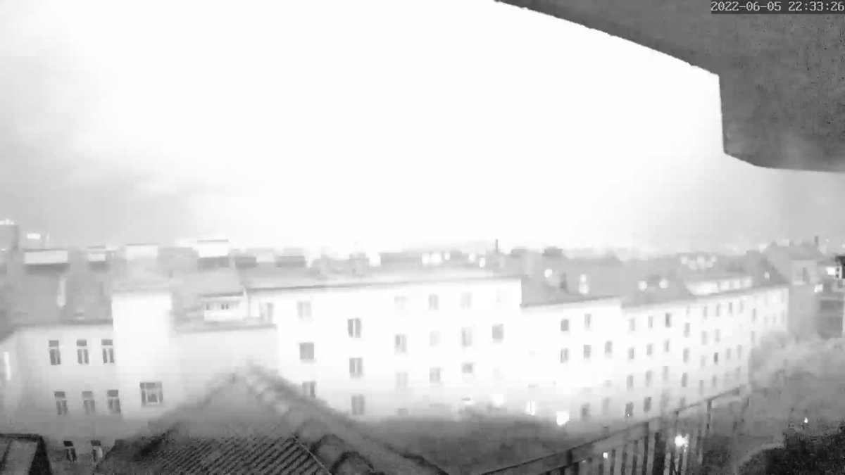 WWien10's tweet photo. Einen #Erdblitz hatte es auch in der Nähe der #Wetterstation in #Favoriten gegeben. Bei den restlichen Blitzen handelte es sich meist um #Wolkenblitze. https://t.co/VuB8Lisbga