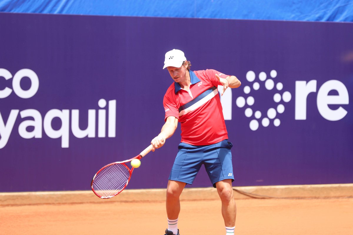 puppotenis's tweet photo. La segunda exhibición entre @nalbandiandavid y @nicolapentti en Ecuador fue para el cordobés: 6-2, 3-6 [10-6] en el Club de Tenis Buena Vista de Quito. Fotos Armando Prado/KC tenis @kennycastrog https://t.co/Gz1qciRnda