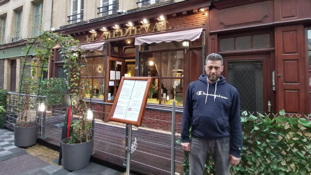 F_Desouche's tweet photo. Sedan (08). Un restaurateur agressé en plein centre-ville : « C’est la même famille, tout le monde les connaît. Mes prédécesseurs avaient déjà alerté la municipalité comme la police . Moi, ça fait un an que je le fais » - https://t.co/fhCJYJ1Awu https://t.co/IWPWOGMETB