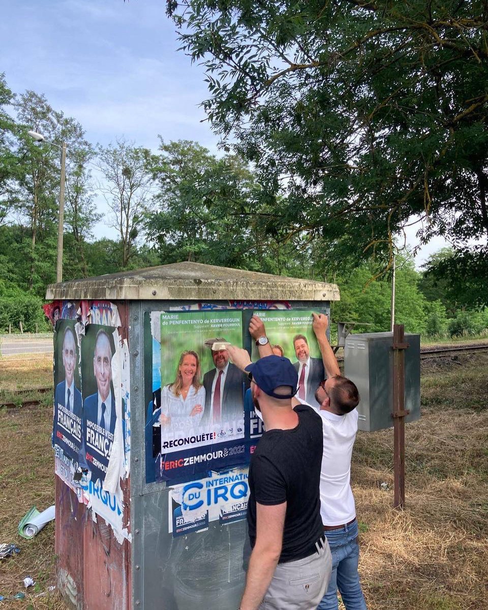 MdeKervereguin's tweet photo. 🇫🇷Aujourd’hui c’est collage à Dardilly !

#dardilly #legislatives2022 #ericzemmour2022 https://t.co/qO78ENDVD6