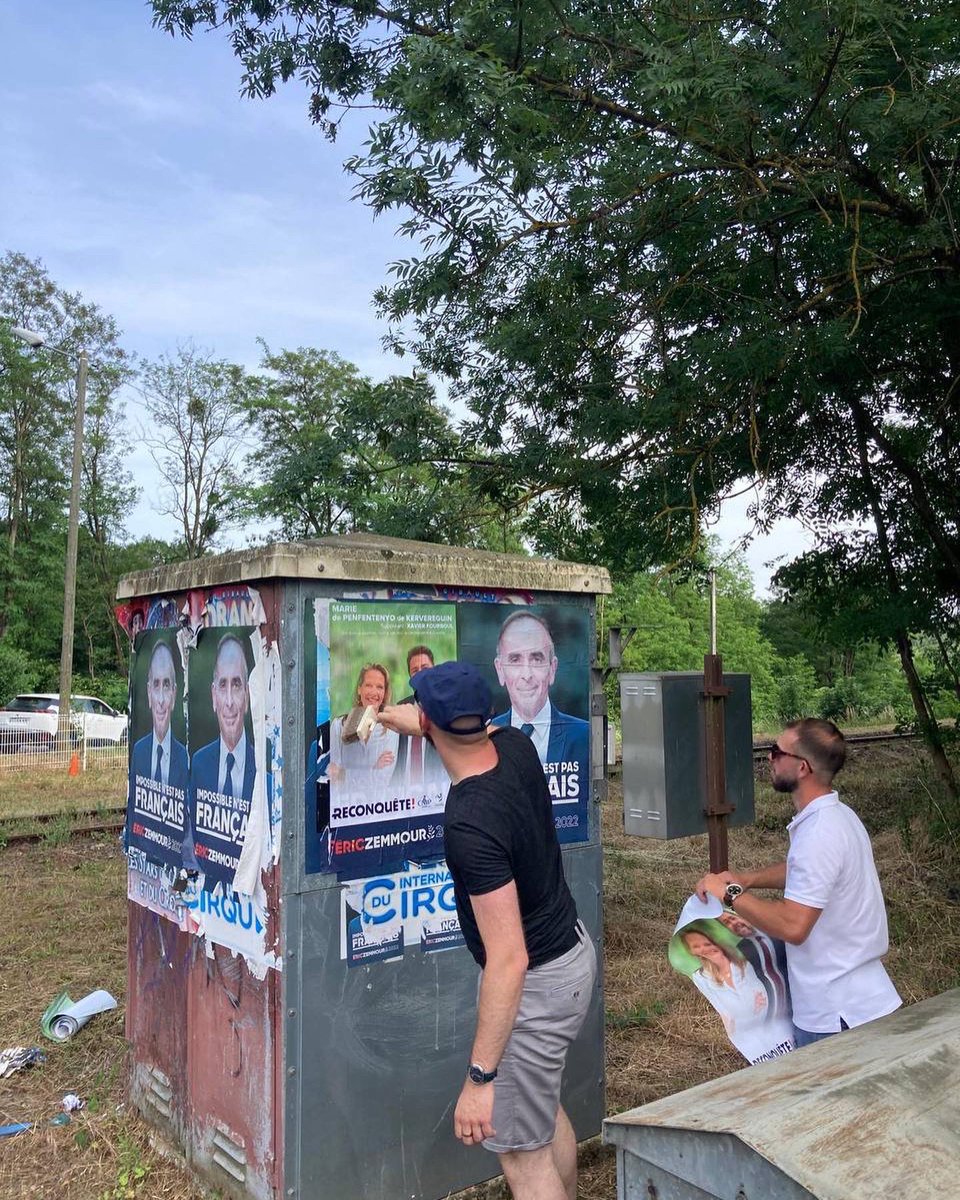 MdeKervereguin's tweet photo. 🇫🇷Aujourd’hui c’est collage à Dardilly !

#dardilly #legislatives2022 #ericzemmour2022 https://t.co/qO78ENDVD6