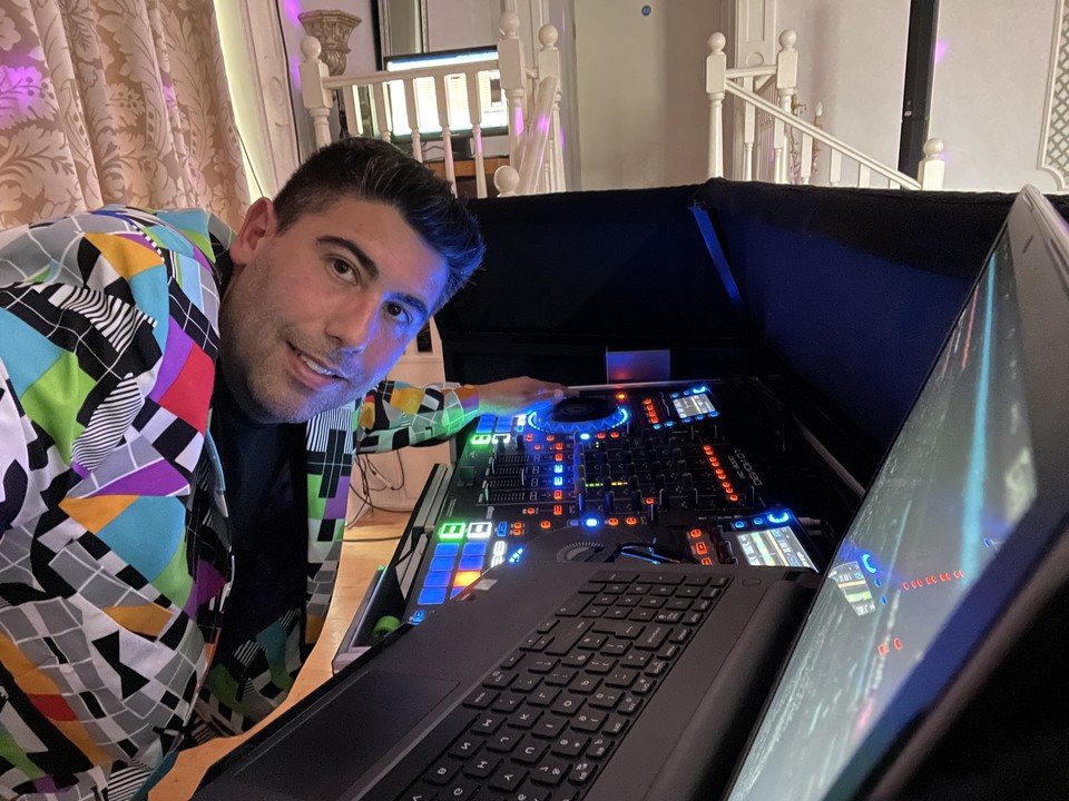 Devon_DJ's tweet photo. Congratulations to Michelle &amp; Adam on your wedding day!

Thank you for having me DJ your wedding.

 #weddingdj #dj #devondj_uk #hkaudio #music #djlife #getintouch #weddings #thisiswhatwelove #newlywed #weddingplanner https://t.co/DIRjOtahfz