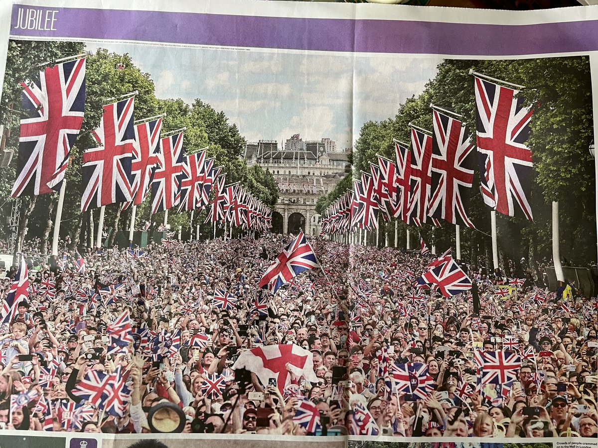 SeanMcG53's tweet photo. @thesundaytimes .. Great picture of the crowd on The Mall. Not sure if @jonsnowC4 would approve tho? #PlatinumJubilee #HMQueen #PaddingtonBear #PlatinumPageant https://t.co/N1kTGm9u1q
